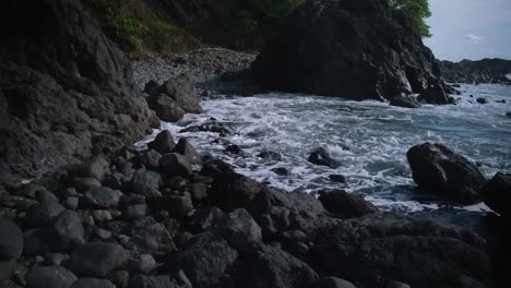 Eine-Welle-Bewegt-Sich-über-Den-Felsigen-Strand-In-Costa-Rica