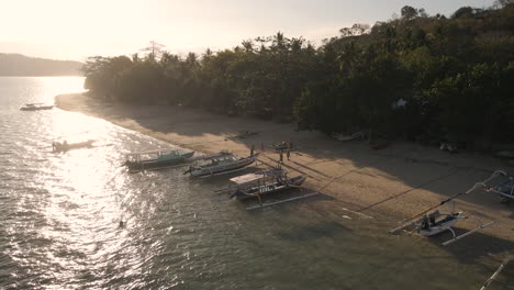 Barcos-Amarrados-En-La-Costa-De-La-Playa-Al-Atardecer-En-La-Isla-De-Lombok,-Indonesia