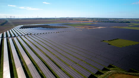 Luftaufnahme-Eines-Großen-Nachhaltigen-Kraftwerks-Mit-Vielen-Reihen-Von-Photovoltaikmodulen-Zur-Erzeugung-Sauberer-Elektrischer-Energie-In-Polen