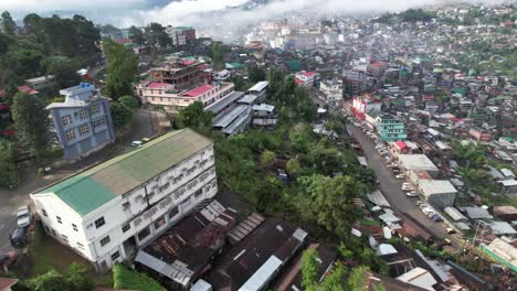 360-Grad-Luftbild-Von-Kohima,-Der-Hauptstadt-Von-Nagaland,-Zeigt-Hügel-Und-Gebäude
