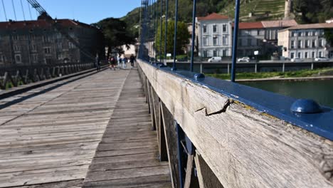 Gran-Puente-Que-Cruza-El-Río-Ródano-En-Francia