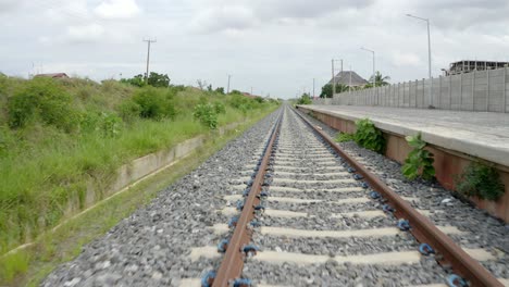 Nahaufnahme-Der-Eisenbahnstrecke-Durch-Die-Gemeinde-In-Ghana