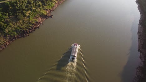Drohnenaufnahmen-Eines-Touristenboots-Bei-Sonnenuntergang-Auf-Dem-Iguazu-Fluss-An-Der-Argentinisch-brasilianischen-Grenze-In-Südamerika