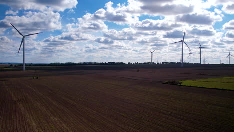 Luftaufnahme-Von-Windkraftanlagen-Zur-Stromerzeugung-In-Polnischen-Feldern-Gegen-Bewölkten-Himmel
