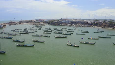 Canoa-O-Barco-Estacionado-En-La-Orilla-Del-Mar-En-Ghana,-áfrica