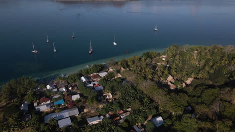 Vista-Idílica-De-Los-Veleros-En-La-Ciudad-Costera-De-La-Isla-Tropical-De-Sumba,-Indonesia