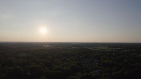 Drohnenaufnahme-Eines-Klaren,-Erstaunlichen-Sonnenuntergangs-über-Einer-Weiten-Grünen-Landschaft,-Ohio