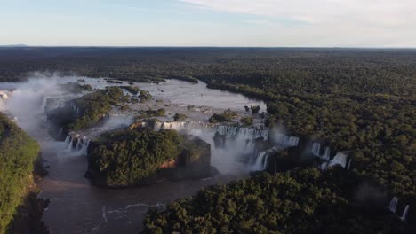 Atemberaubende-Luftaufnahmen-Der-Wasserfälle-Von-Iguazu-Und-Des-Amazonas-Regenwaldes-Bei-Sonnenuntergang