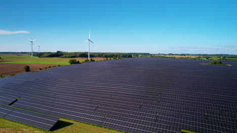 Paneles-Solares,-Turbinas-Eólicas-En-Un-Campo-Verde,-Vista-Aérea,-Polonia