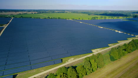 Großer-Weitläufiger-Solarpark-Auf-Dem-Land