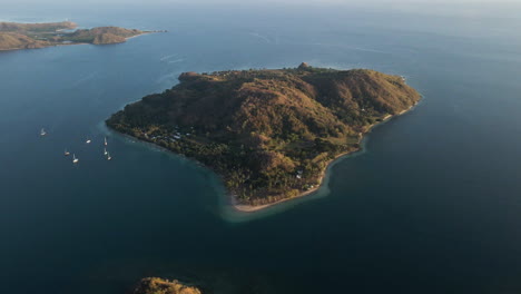 Luftaufnahme-Einer-Insel-Im-Ruhigen-Meer-In-Der-Nähe-Von-Lombok-In-West-Nusa-Tenggara,-Indonesien