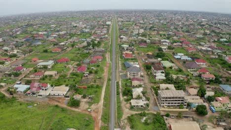 Eisenbahnweg-Durch-Die-Gemeinde-In-Ghana