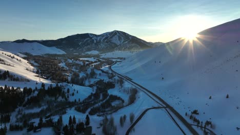 Atemberaubender-Sonnenaufgang-über-Dem-Verschneiten-Stanley-Idaho.-Breite-Antenne