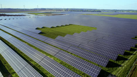 Drohnen-Rückwärtsflug-über-Photovoltaik-Farm-Mit-Einheiten,-Die-Im-Freien-Grüne-Energie-Produzieren
