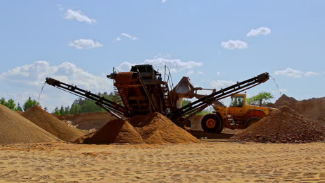 Zeitlupe-Einer-Steinzerkleinerungsmaschine,-Die-Sand-Am-Bergbaustandort-Produziert