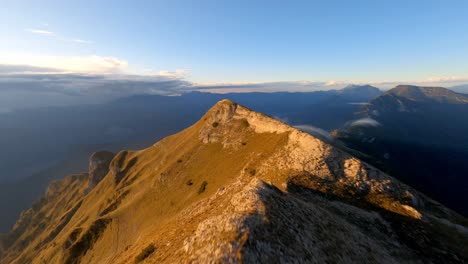 Spektakuläre-Fpv-Dynamische-Aufnahme-Auf-Der-Bergspitze-Des-Monte-Bondone-Während-Des-Goldenen-Sonnenuntergangs,-Italien