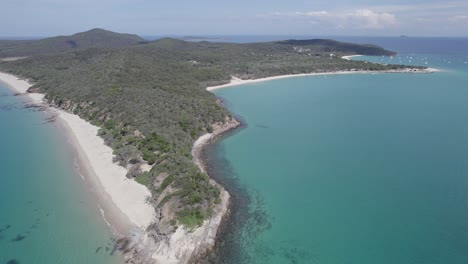 Vista-Panorámica-De-La-Isla-Gran-Keppel-En-La-Gran-Barrera-De-Coral-Del-Sur-En-La-Costa-De-Capricornio-En-El-Centro-De-Queensland,-Australia