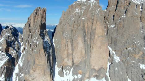 Epische-Drohnenaufnahme,-Die-Die-Schneebedeckte-Fassa-Felsformation-Auf-Dem-Gipfel-In-Den-Dolomiten-Bei-Sonnenlicht-Zeigt
