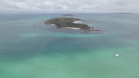 Off-The-Shores-Of-Great-Keppel-Island-Is-The-Middle-Island-In-The-Capricorn-Coast-Of-Central-Queensland,-Australia