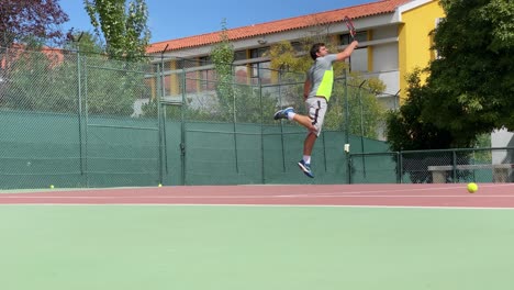 Tennisspieler,-Der-Rückhandbewegung-Und-Volley-In-Der-Luft-übt