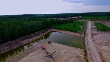 Grünes-Wasser-Im-Steinbruch,-Lettland