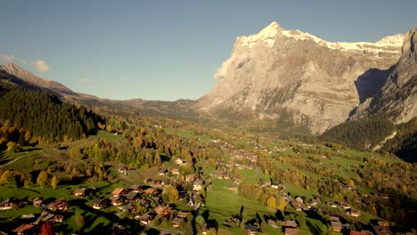 Imágenes-Aéreas-De-Drones-Empujando-Sobre-El-Pueblo-De-Grindelwald-Hacia-El-Monte-Wetterhorn-En-Los-Alpes-Suizos
