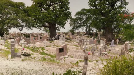 Una-Foto-De-Las-Tumbas-En-El-Cementerio-Multirreligioso-De-Fadiouth,-Isla-De-Fadiouth,-Senegal