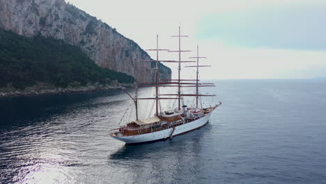 Segelboot-Segeln-Im-Ozean-Von-Capri