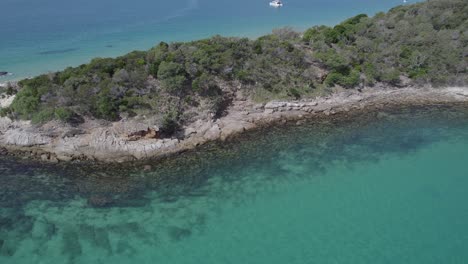 Grüne-Vegetation-Wächst-An-Der-Felsigen-Küste-Von-Great-Keppel-Island-Im-Südlichen-Great-Barrier-Reef,-Australien
