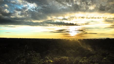 Schöner-Sonnenaufgang-Im-Zeitraffer-über-Dem-Tambopata-regenwald-Mit-Nebel-über-Dem-Wald,-Der-Mit-Den-Sonnenstrahlen-Aufsteigt,-Madre-De-Dios,-Peru