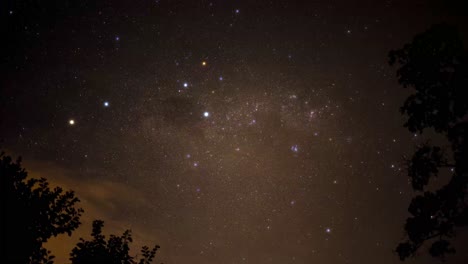 Lapso-De-Tiempo-De-La-Hermosa-Vía-Láctea-Mientras-Las-Estrellas-Orbitan-A-Través-Del-Cielo-Nocturno,-Sudáfrica