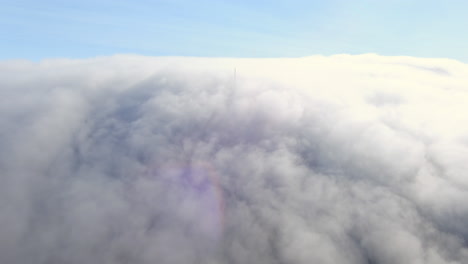 Volando-Sobre-Nubes-Densas,-Muñequita-En