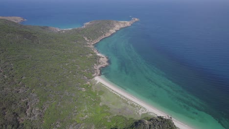 Luftaufnahme-über-Die-Idyllische-Landschaft-Von-Clam-Bay-In-Great-Keppel-Island,-Queensland,-Australien---Drohnenaufnahme
