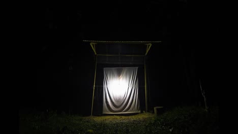 Zeitraffer-Von-Tag-Zu-Nacht-Bei-Einer-Lichtfalle,-Die-Zum-Fangen-Von-Ködern-Motten-In-Tambopata-Wäldern-Anlockt