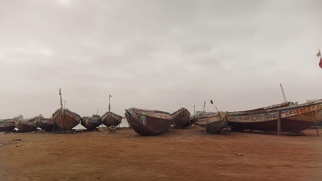 Bunte-Fischerboote,-Die-Auf-Dem-Sand-An-Der-Senegalesischen-Küste-Stehen