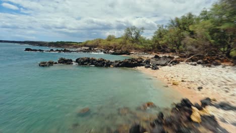 Video-De-Drone-Fpv-Rápido-Y-Bajo-Volando-Sobre-La-Playa-De-Roca-De-Lava-Volcánica-En-Maui-Hawaii