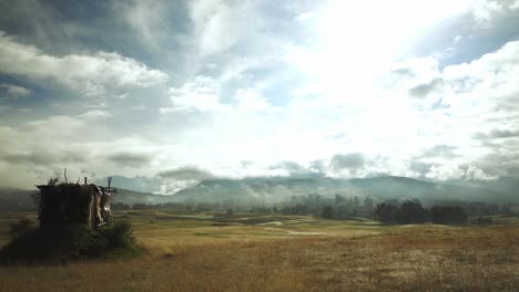 Schwenk-Des-Frühen-Morgens-Weite-Ansicht-Des-Heiligen-Tals-Mit-Hellem-Himmel-Mit-Erstaunlichen-Wolken,-Cusco