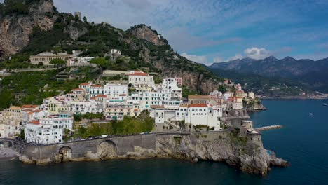 Este-Pueblo-Fue-Construido-Sobre-Una-Roca:-Amalfi,-Italia