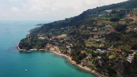Luftdrohnenschwenkblick-Auf-Die-Landschaft-Der-Italienischen-Riviera-Mit-Häusern-Am-Wasser-Und-Weinbergen-Am-Mittelmeer