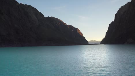 Magische-Entspannende-Bucht-In-Den-Bergen-Mit-Heiterer-Blauer-Reflexion-Des-Klaren-Himmels-Hoch-Oben-In-Huaraz-Peru,-Wasser-Mit-Kräuseln