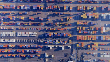 Ein-Großteil-Der-Farbenfrohen-Intermodalen-Container,-Die-Im-Hafen-Von-Oakland,-Kalifornien,-USA,-Gelagert-Werden