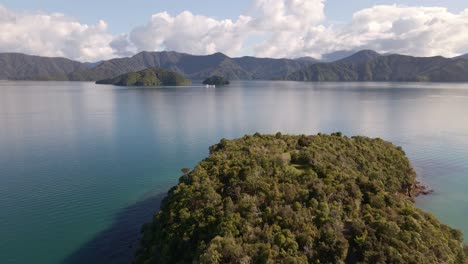 Aerial-establishing-shot-of-the-Queen-Charlotte-sound,-New-Zealand