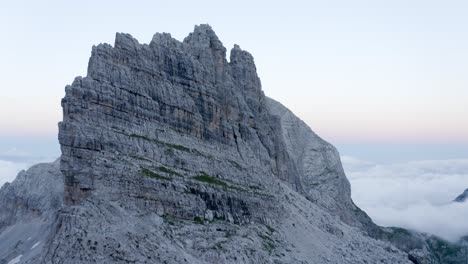 Luftüberführung-Rocky-Mountains-Von-Dolomit-Mit-Schwebenden-Wolken-Im-Tal-Während-Der-Sonnenuntergangszeit---Brenta-Dolomiten-In-Italien