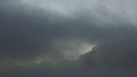 Nubes-Bajas-Y-Niebla-Extendiéndose-Llenando-El-Marco-Por-La-Noche-En-El-Valle-Sagrado,-Cusco
