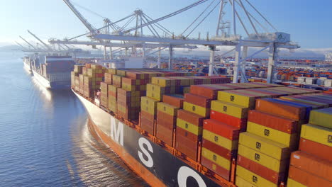 Nahaufnahme-Von-Containern,-Die-Auf-Einem-Frachtschiff-Im-Großen-Internationalen-Hafen,-Oakland,-USA,-Gestapelt-Sind