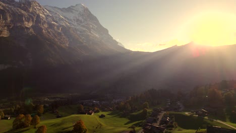 Luftaufnahmen-Von-Drohnen,-Die-In-Atemberaubendem-Sonnenuntergangslicht-Nach-Unten-Steigen-Und-In-Richtung-Grindewald-Dorf-Und-Eiger-Nordwand-Drängen