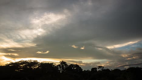 Zeitraffer-Des-Sonnenuntergangs-In-Tambopata-über-Dem-Regenwald,-Während-Der-Himmel-Im-Laufe-Der-Zeit-Fabelhafte-Farben-Sieht,-Einschließlich-Eines-Blitzes-In-Peru