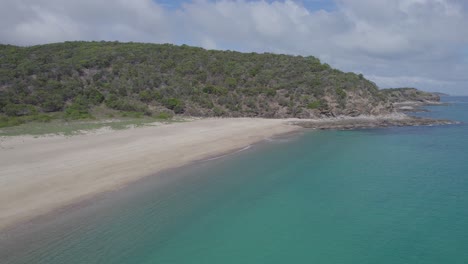 Annäherung-Am-Weißen-Sandstrand-Der-Butterfish-Bay-Auf-Great-Keppel-Island,-Capricorn-Coast,-Queensland,-Australien
