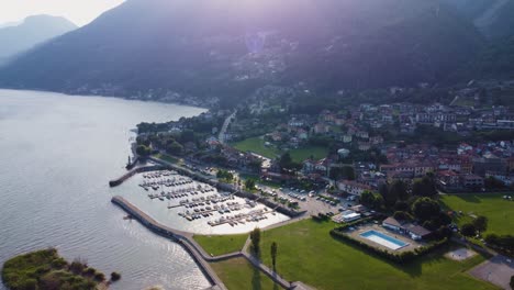 Vista-Aérea-De-Drones-Del-Lago-Gera-Lagio-Como-Italia-En-Los-Alpes-Italianos