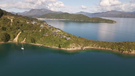 Narrow-peninsula-with-a-number-of-holiday-homes-reaching-out-into-the-fiords-of-Marlborough-sound-in-golden-sunshine
